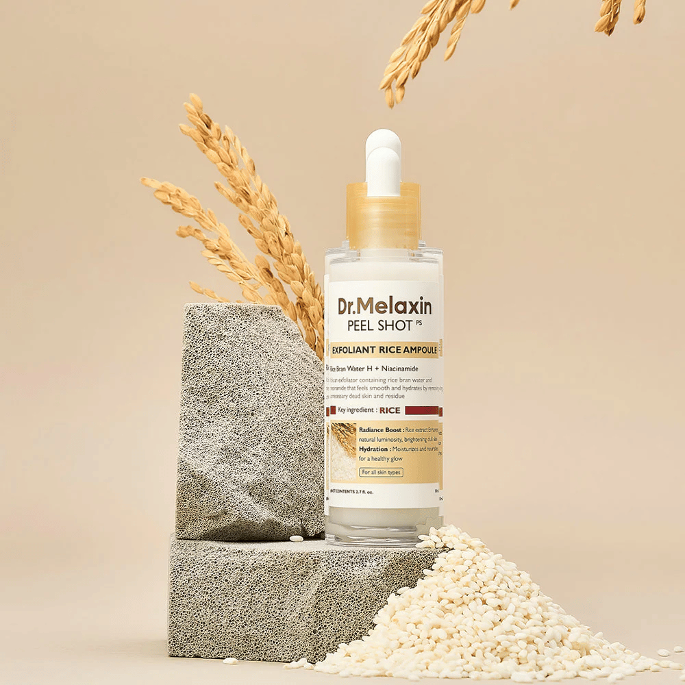 Dr.Melaxin Peel Shot Exfoliant Rice Ampoule posicionada com arroz e bloco de pedra, ampola esfoliante coreana com extrato de arroz e niacinamida para uma pele mais clara e macia.