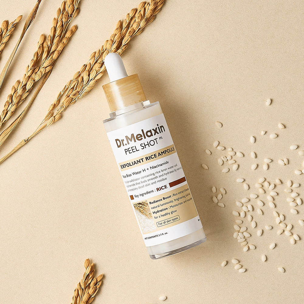 Dr.Melaxin Peel Shot Rice Ampoule deitada sobre superfície cor de areia com arroz e espiga, ampola facial esfoliante que combina esfoliação suave com hidratação intensa.