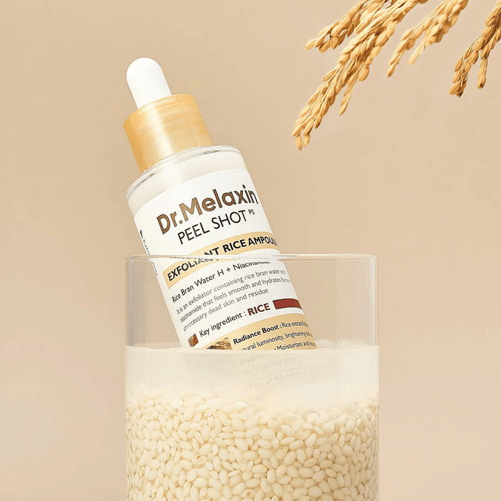 Dr.Melaxin Peel Shot Exfoliant Rice Ampoule colocada em vidro com arroz, ilustrando as propriedades de brilho e hidratação do extrato de arroz nos cuidados com a pele coreanos.