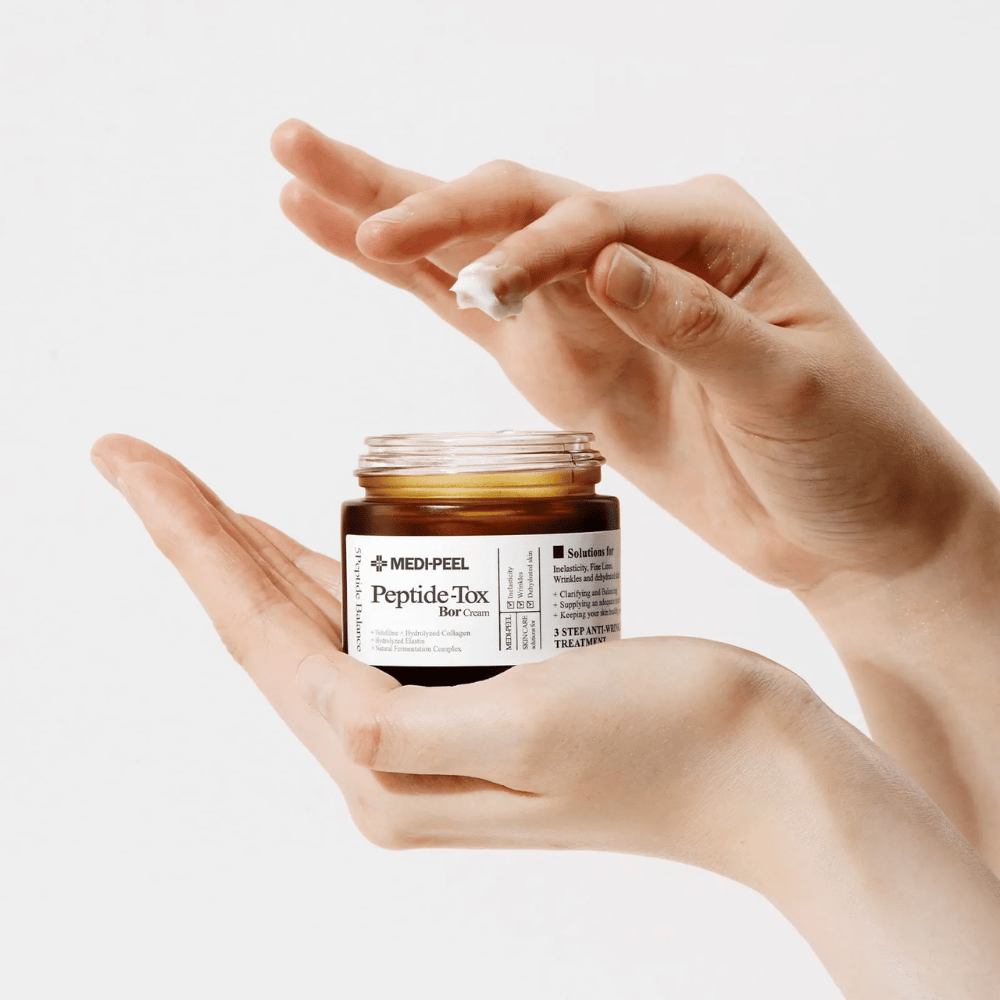 Aplicação do MEDI-PEEL Peptide-Tox Bor Cream – creme facial coreano com peptídeos que melhoram a elasticidade da pele, proporcionam hidratação profunda e ajudam a reduzir rugas.