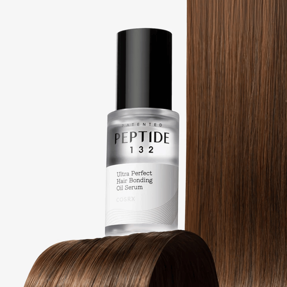 COSRX Peptide 132 Ultra Perfect Hair Bonding Oil Serum colocado contra cabelo brilhante – proporciona força, suavidade e brilho.