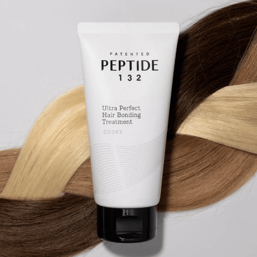 COSRX Peptide 132 Ultra Perfect Hair Bonding Treatment colocado contra cabelo trançado em diferentes tons – simboliza o efeito reparador e fortalecedor.