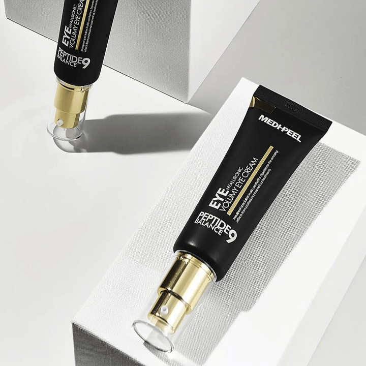 MEDI-PEEL Peptide 9 Hyaluronic Volumy Eye Cream em preto e dourado – creme de olhos coreano com peptídeos e ácido hialurônico que proporciona uma pele mais cheia e elasticidade melhorada ao redor dos olhos.