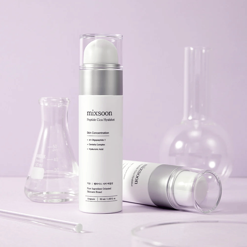 Mixsoon Peptide Cica Hyalshot em fundo roxo com vidraria de laboratório – um soro hidratante e calmante com peptídeos e centella para pele sensível.