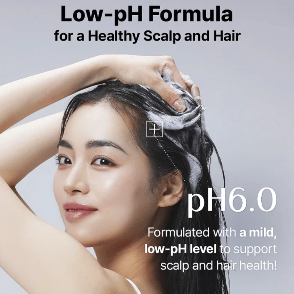 Mulher lava o cabelo com COSRX Peptide 132 Shampoo – fórmula suave com pH 6.0 que fortalece cabelo e couro cabeludo.