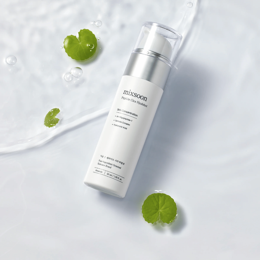 Mixsoon Peptide Cica Hyalshot – soro hidratante com peptídeos, centella e ácido hialurônico. Fórmula calmante para pele sensível, em frasco branco elegante contra a superfície da água com folhas verdes.