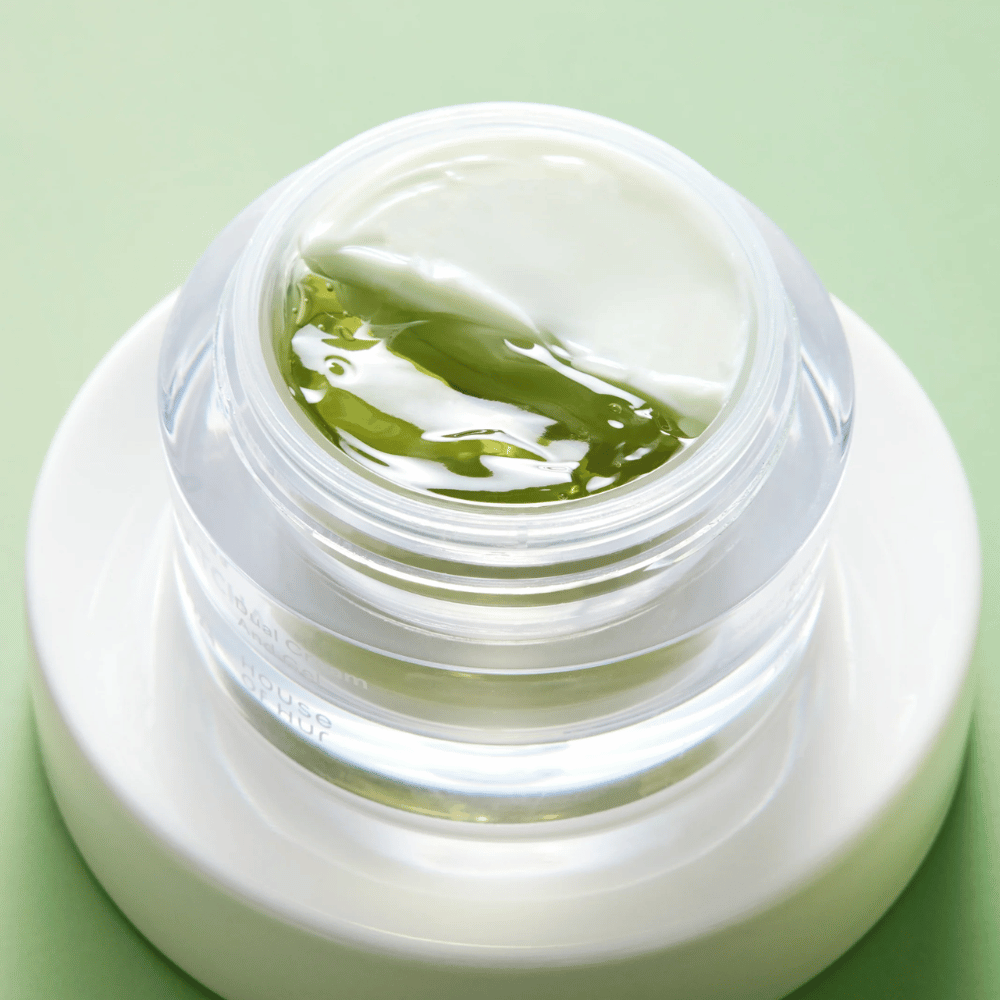 Creme de rosto de matcha com gel e creme no mesmo boião que acalma a pele, hidrata e melhora o equilíbrio e a luminosidade da pele