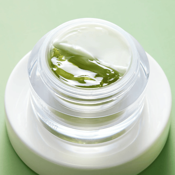 Creme de rosto de matcha com gel e creme no mesmo boião que acalma a pele, hidrata e melhora o equilíbrio e a luminosidade da pele