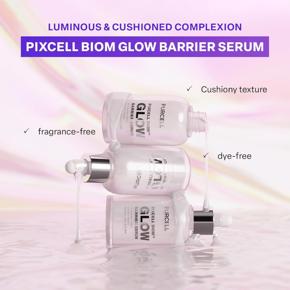 Três frascos de PURCELL Pixcell Biom Glow Barrier Serum empilhados com sérum escorrendo. Sem fragrância, sem corantes e com textura suave e acolchoada.