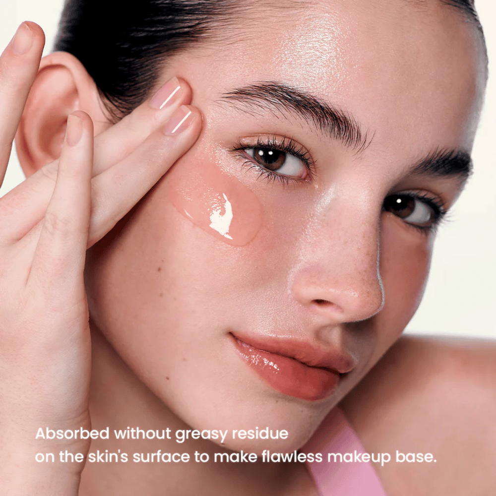 Modelo aplica Biodance Collagen Peptide Serum – pele mais lisa e base perfeita sob a maquiagem.