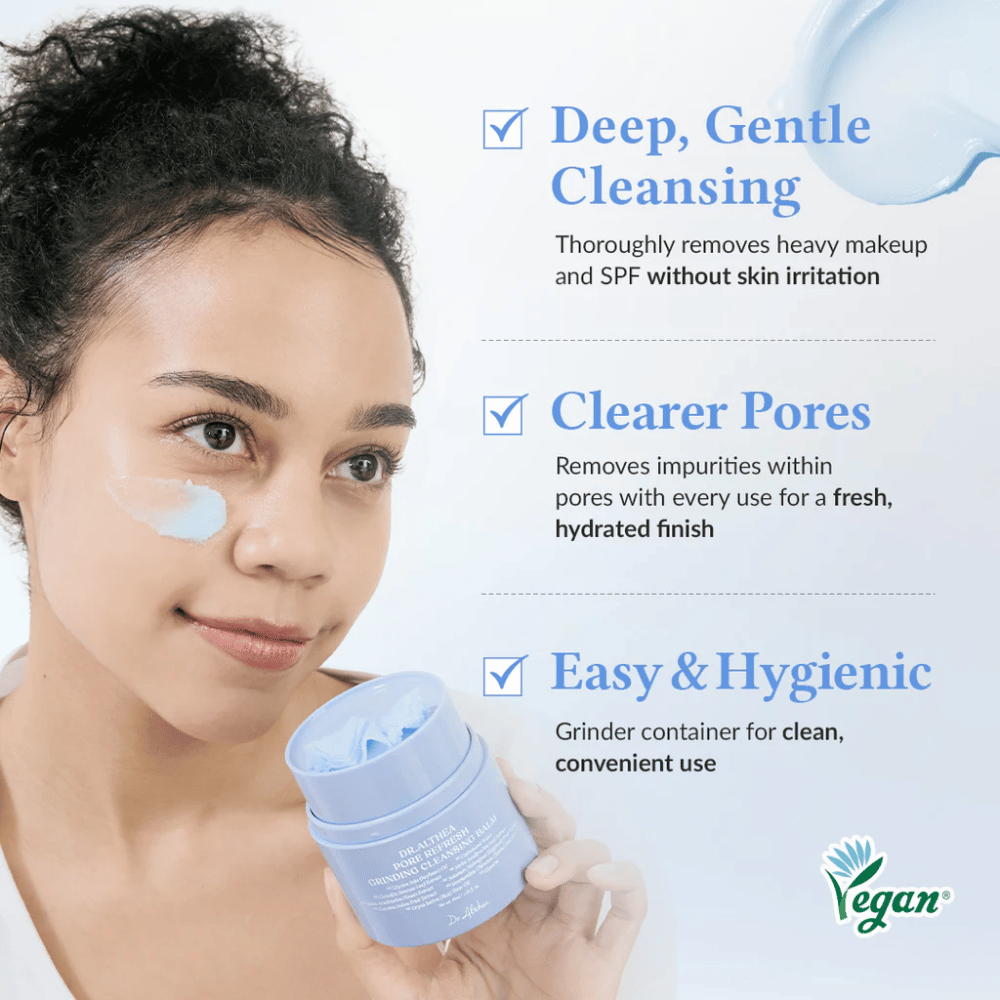 Dr.Althea Pore Refresh Grinding Cleansing Balm com o texto "Deep, Gentle Cleansing" que mostra como o produto remove cuidadosamente a maquiagem e SPF sem irritar a pele. O texto "Clearer Pores" explica que ele remove impurezas e proporciona um resultado fresco e hidratado. Sublinhado com "Easy & Hygienic", que indica que o produto possui um recipiente com moinho para uso fácil e higiênico.