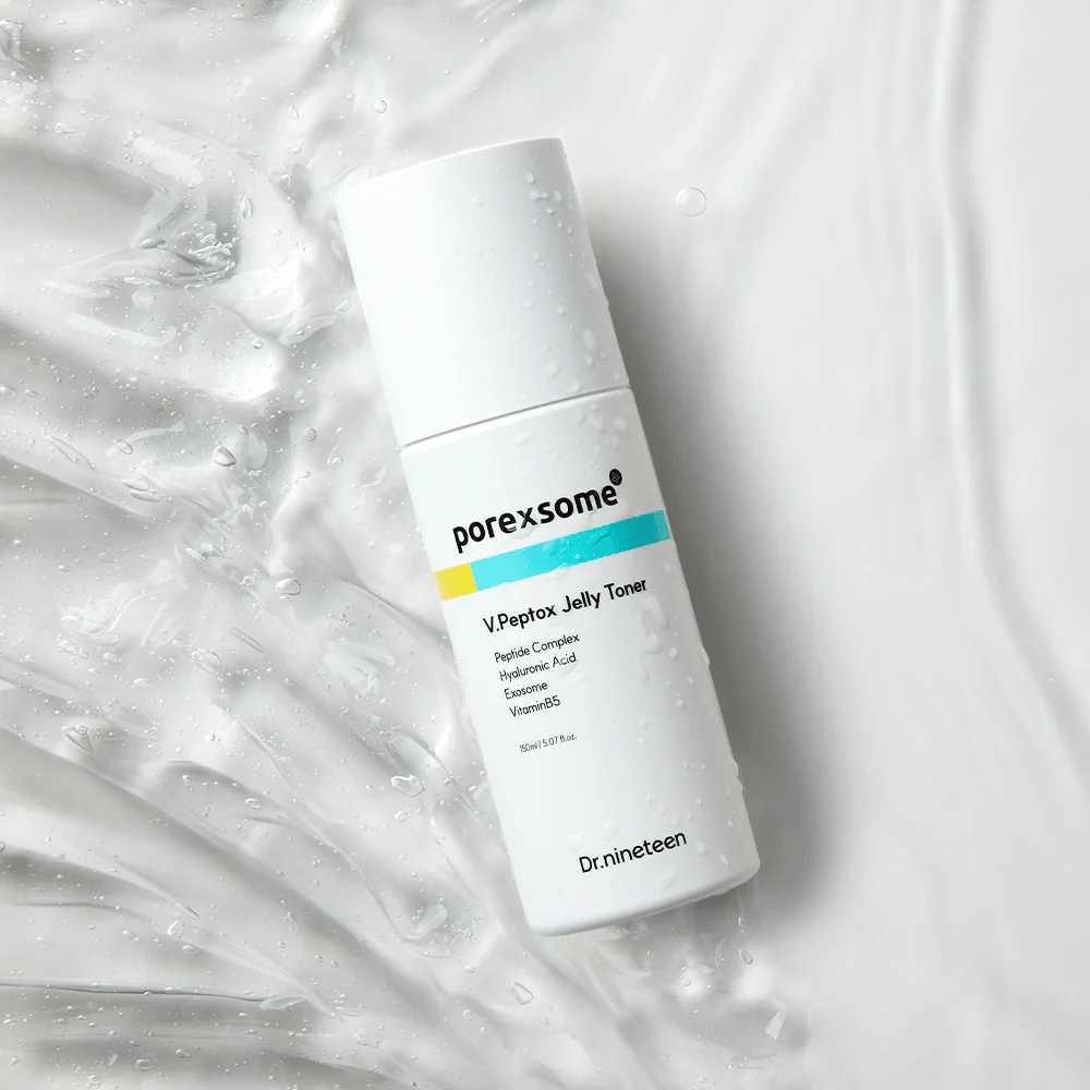 Porexsome V.Peptox Jelly Toner de Dr.nineteen deitado em uma superfície brilhante com efeito de água. Um toner hidratante e firmador para poros.