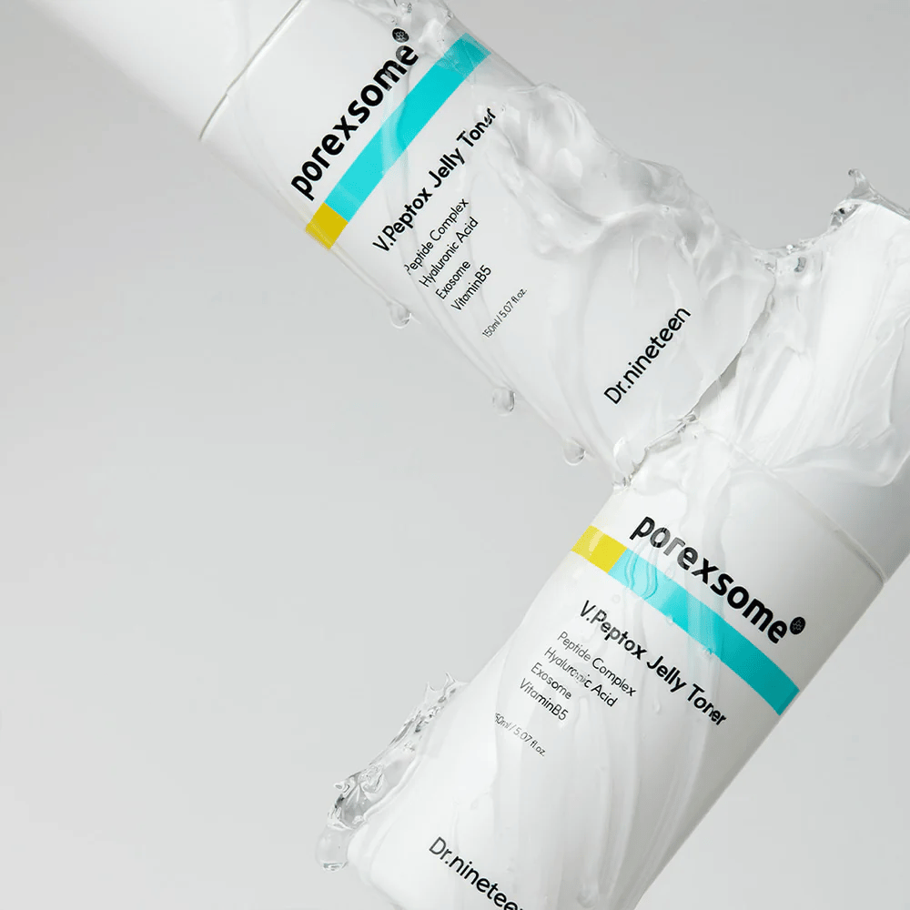 Duas garrafas de Porexsome V.Peptox Jelly Toner cobertas com gel transparente. Design moderno e clínico que destaca a textura fresca do produto.