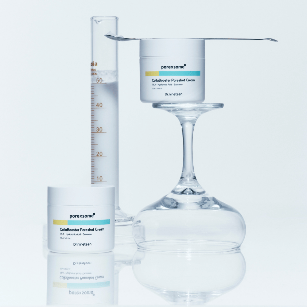 Dois potes de Dr.nineteen Porexsome CollaBooster Poreshot Cream colocados junto a um copo e um medidor. Design minimalista que sinaliza precisão científica.