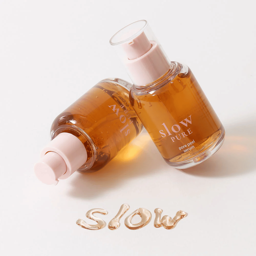 Duas garrafas Slow Pure Pore Peel Serum com bomba, texto escrito no soro na superfície: "Slow".