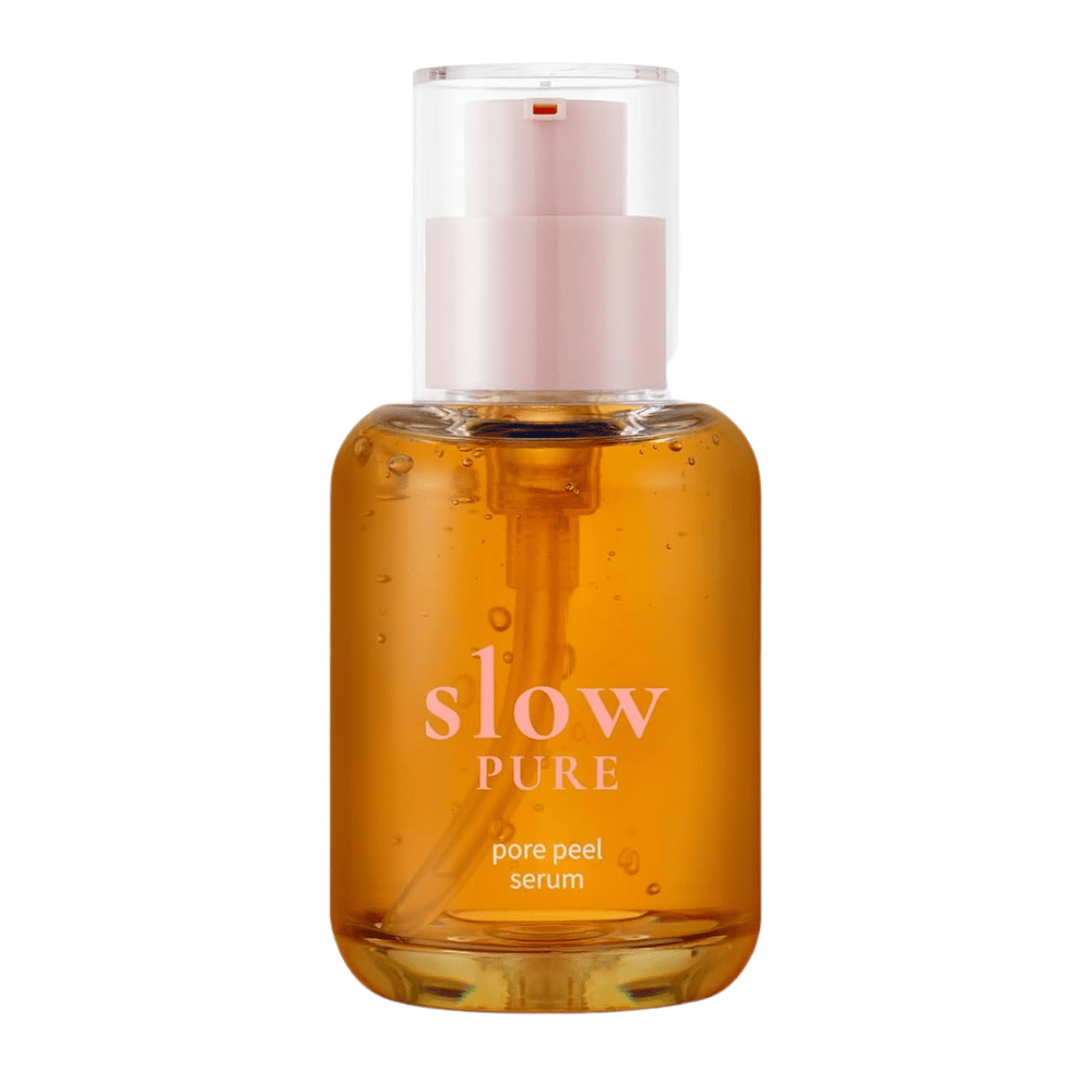 Slow Pure Pore Peel Serum em garrafa de vidro com bomba, cheia de soro esfoliante de cor âmbar.