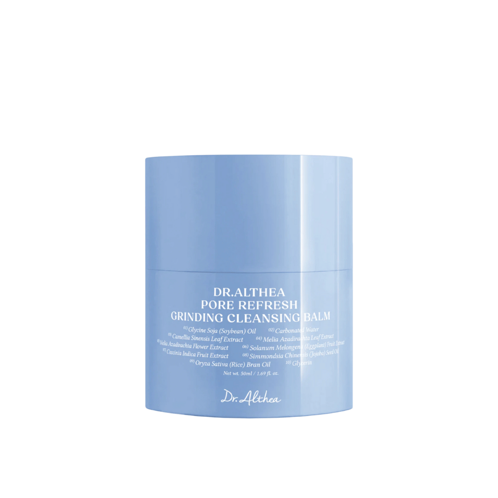 Dr.Althea Pore Refresh Grinding Cleansing Balm, frasco de 50 ml com uma tampa de plástico azul. O rótulo do frasco é branco com o texto "Pore Refresh Grinding Cleansing Balm" e contém ingredientes como Glycine Soja (Soybean) Oil, Camellia Sinensis Leaf Extract e Oryza Sativa (Rice) Bran Oil.
