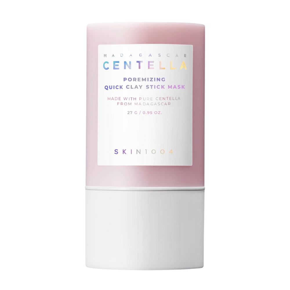 SKIN1004 Madagascar Centella Poremizing Quick Clay Stick Mask em uma embalagem elegante rosa e branca. Máscara de argila em formato stick para uma pele limpa e fresca.