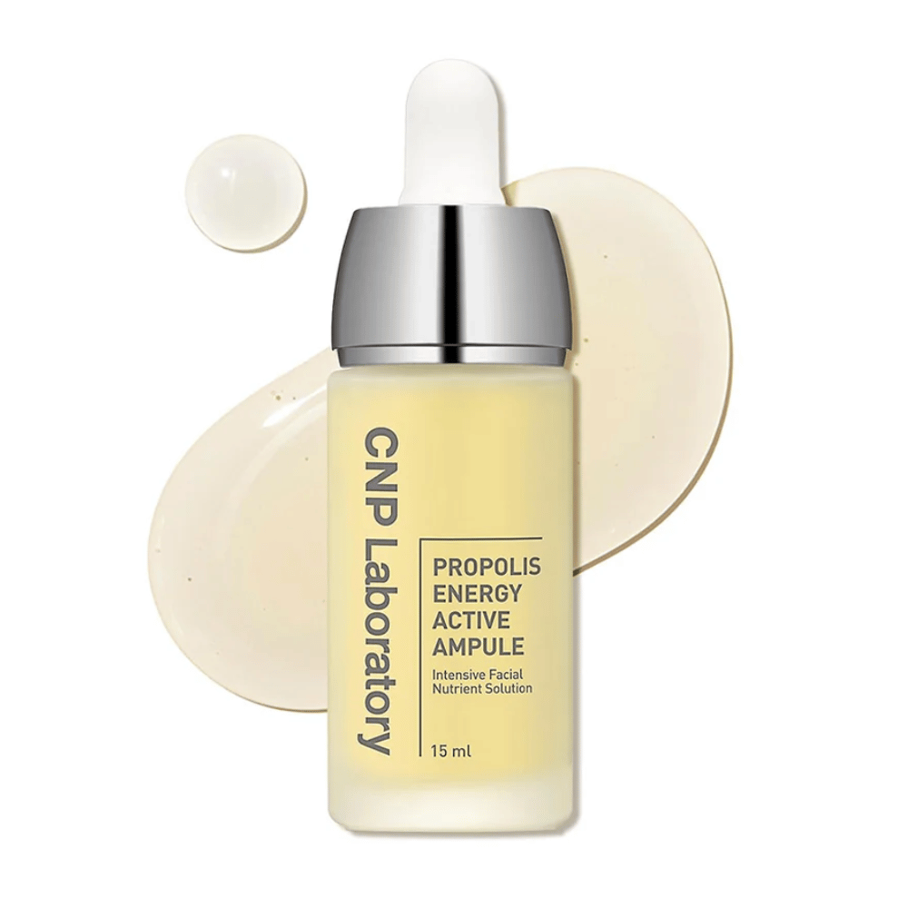 CNP Laboratory Propolis Energy Active Ampoule é uma solução intensiva de nutrição para o rosto, enriquecida com extrato de própolis. Hidrata, fortalece a barreira da pele e proporciona um brilho natural. Ideal para pele sensível. Use diariamente para promover uma pele saudável e radiante.