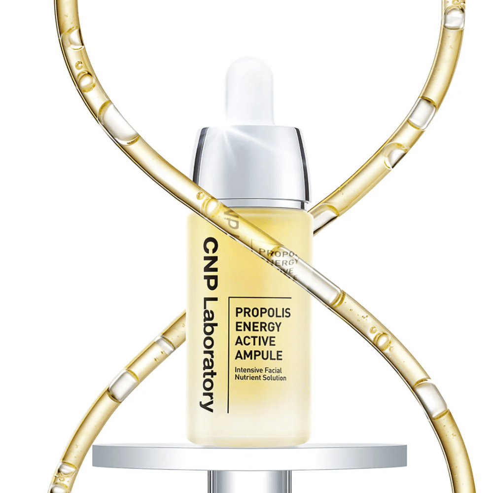 CNP Laboratory Propolis Energy Active Ampoule é um tratamento facial nutritivo enriquecido com extrato de própolis. Hidrata, fortalece a barreira da pele e proporciona um brilho natural. Perfeito para pele sensível e uso diário para uma pele saudável e radiante.