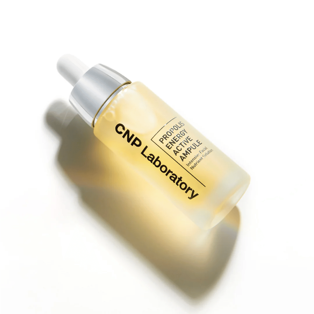 CNP Laboratory Propolis Energy Active Ampoule é um poderoso produto de cuidados com a pele enriquecido com extrato de própolis. Hidrata, nutre e promove uma pele radiante. Perfeito para fortalecer a barreira da pele e acalmar a pele irritada. Use diariamente para melhores resultados.