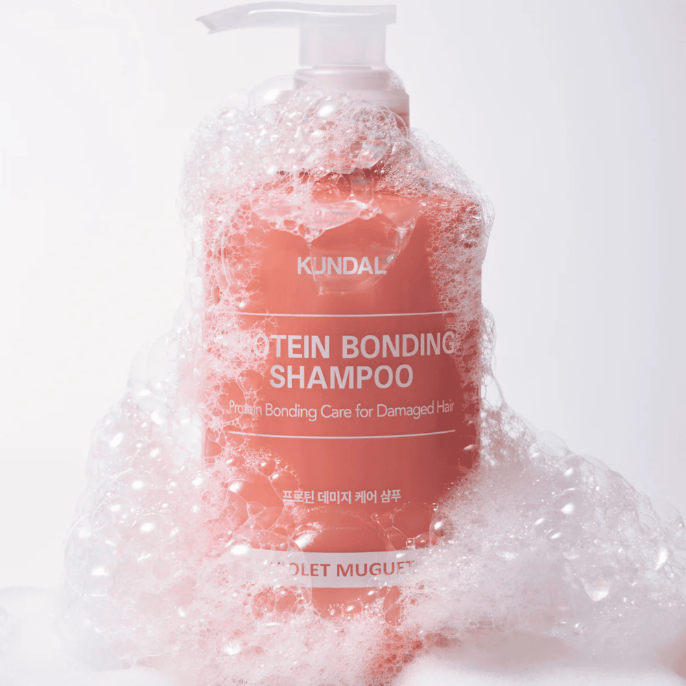 KUNDAL Protein Bonding Shampoo Violet Muguet coberto de espuma abundante, shampoo reparador para cabelo danificado.