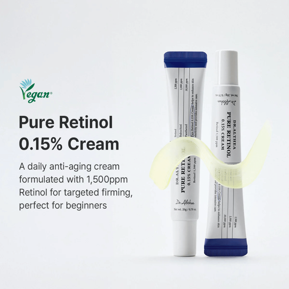 Imagem de marketing que apresenta Dr. Althea Pure Retinol 0.15% Cream como um creme diário de retinol para iniciantes. O produto é mostrado juntamente com uma textura de creme fluida que realça a formulação leve e suave.