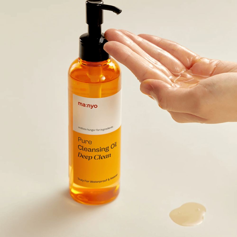 ma:nyo Pure Cleansing Oil Deep Clean aplicado na mão – óleo de limpeza suave mas poderoso que é adequado para limpeza dupla diária.