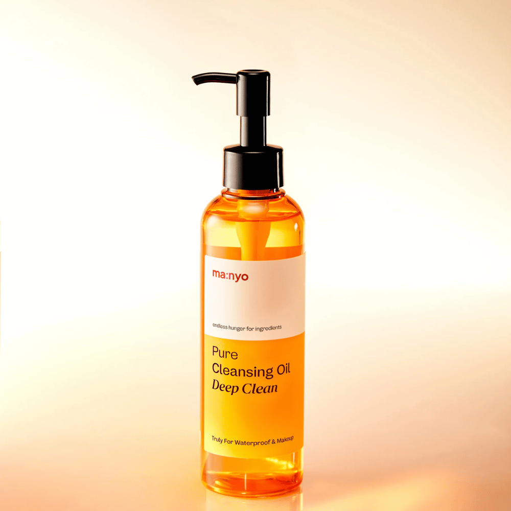 ma:nyo Pure Cleansing Oil Deep Clean com textura de óleo dourado – óleo de limpeza que emulsiona facilmente e deixa a pele limpa e macia.