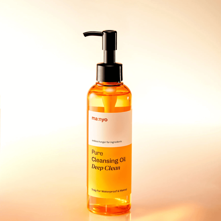 ma:nyo Pure Cleansing Oil Deep Clean com textura de óleo dourado – óleo de limpeza que emulsiona facilmente e deixa a pele limpa e macia.