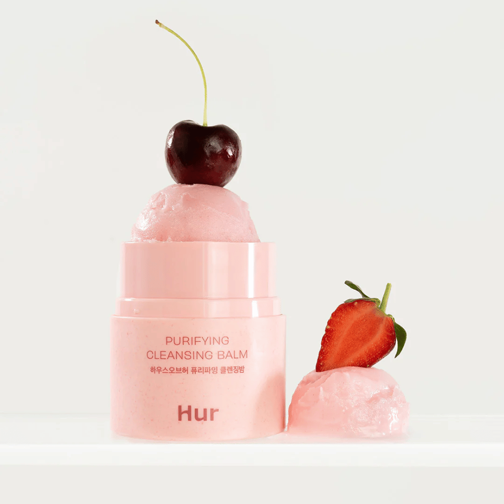 Aberto Como Purifying Cleansing Balm com textura semelhante a sorvete decorada com cereja e morango. Bálsamo de limpeza inspirado em frutas com propriedades suavizantes e de limpeza.