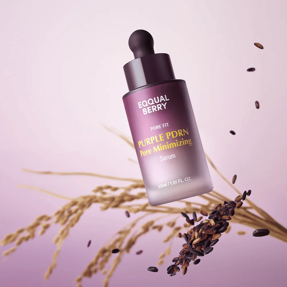 Garrafa com Equal Berry Purple PDRN Pore Minimizing Serum flutuando contra um fundo lilás, cercada por grãos de arroz pretos e hastes de arroz.