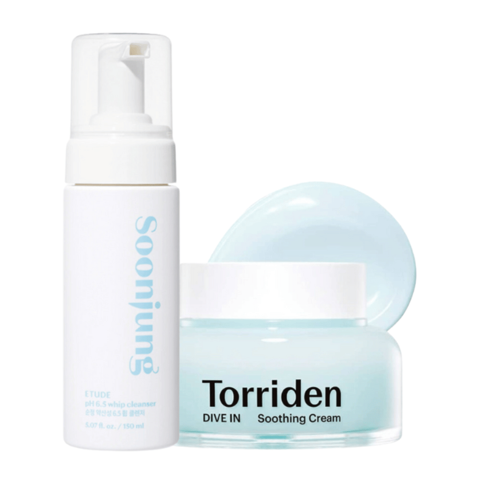 Kit de cuidados com a pele que contém uma garrafa branca com uma bomba, marcada "Soonjung", e um pote com conteúdo azul-claro, marcado "Torriden Dive In Soothing Cream". A garrafa tem 150 ml e possui um design limpo e minimalista. O pote é transparente e mostra um creme calmante azul-claro.