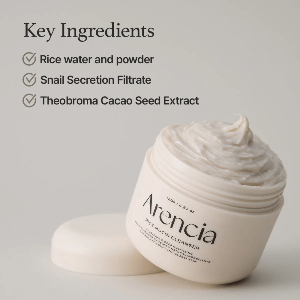 Pote com Arencia Rice Mucin Cleanser, aberto e cheio com uma limpeza cremosa e branca. O texto lista ingredientes chave: água e pó de arroz, filtrado de secreção de caracol e extrato de semente de cacau.