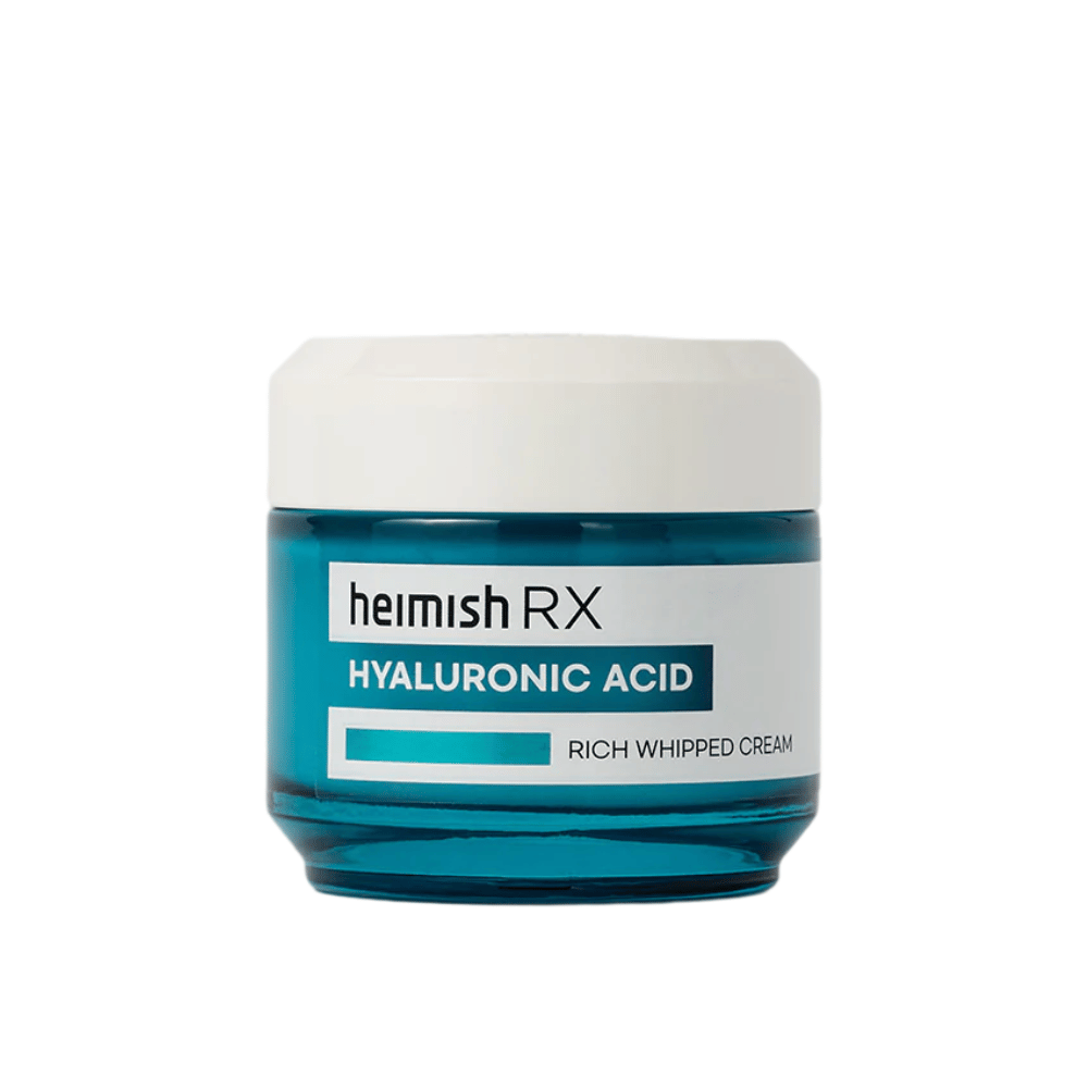 Heimish RX Hyaluronic Acid Rich Whipped Cream em um frasco de vidro azul elegante com tampa branca. Um creme facial nutritivo com ácido hialurônico para hidratação intensa e pele macia e preenchida.