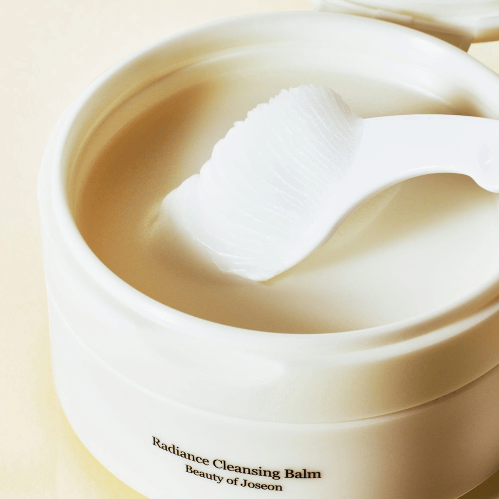 Close-up de Beauty of Joseon Radiance Cleansing Balm em pote com espátula – bálsamo sedoso que limpa e hidrata.