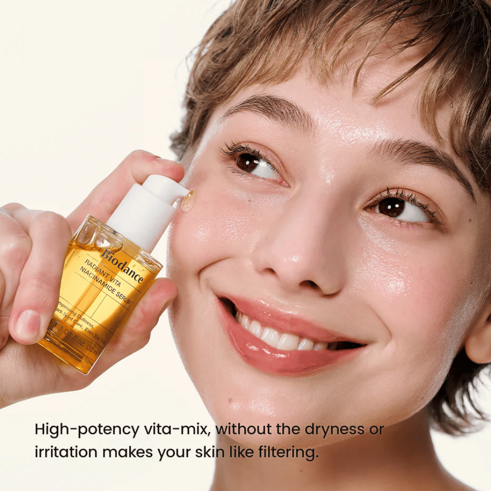 Modelo com pele radiante após o uso de Biodance Radiant Vita Niacinamide Serum para uma pele mais clara e uniforme