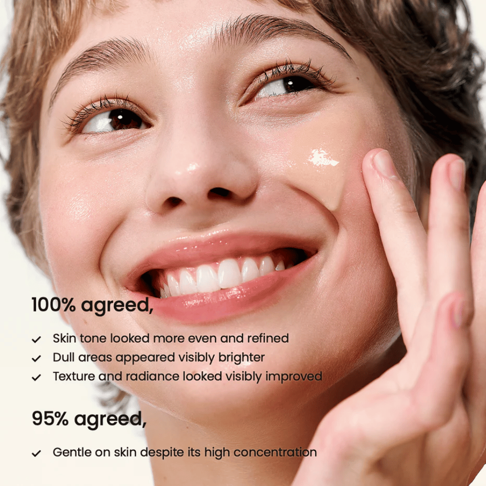 Mulher aplica Biodance Radiant Vita Niacinamide Serum no rosto para tom de pele uniforme, maior brilho e estrutura da pele melhorada