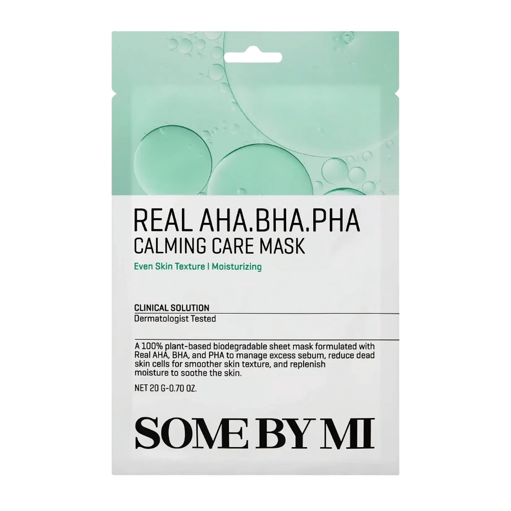 Imagem de produto limpa de SOME BY MI Real AHA.BHA.PHA Calming Care Mask sobre fundo branco. A embalagem mostra os principais ingredientes do produto, AHA, BHA e PHA, bem como o seu objetivo de esfoliar a pele, reduzir o excesso de oleosidade e contribuir para uma pele mais suave e mais hidratada. O design apresenta tons verdes que transmitem frescura e propriedades de cuidado.