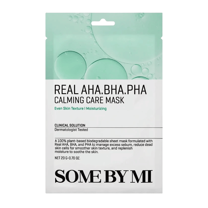 Imagem de produto limpa de SOME BY MI Real AHA.BHA.PHA Calming Care Mask sobre fundo branco. A embalagem mostra os principais ingredientes do produto, AHA, BHA e PHA, bem como o seu objetivo de esfoliar a pele, reduzir o excesso de oleosidade e contribuir para uma pele mais suave e mais hidratada. O design apresenta tons verdes que transmitem frescura e propriedades de cuidado.