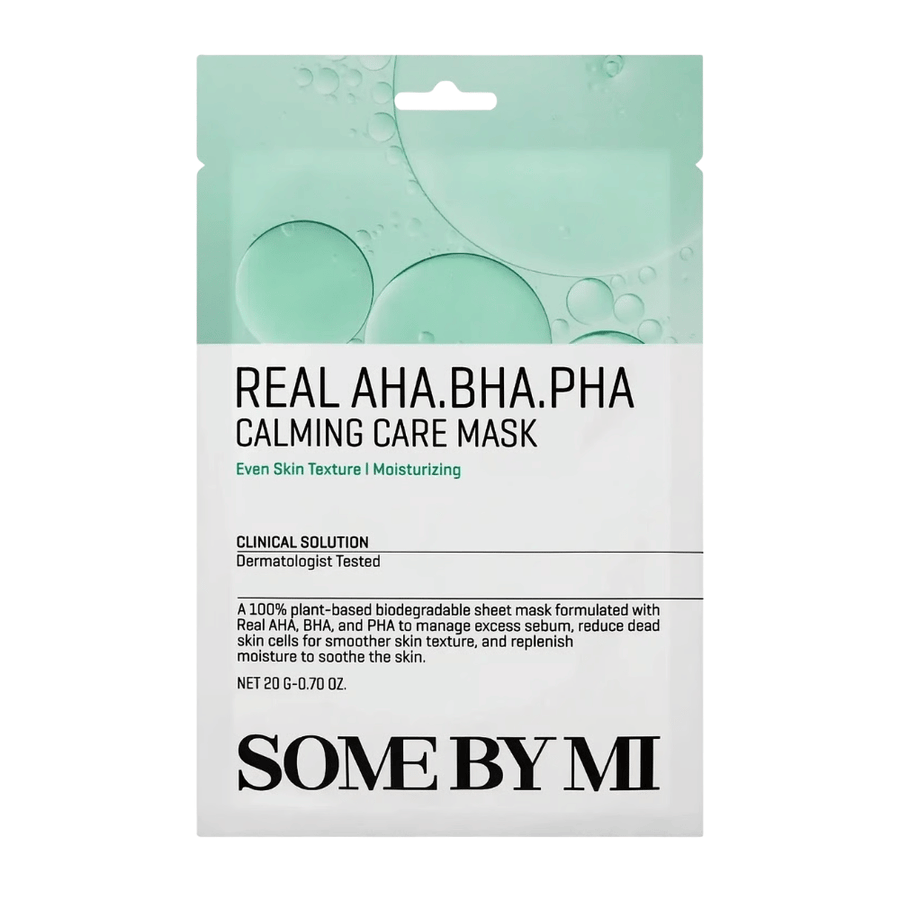 Imagem de produto limpa de SOME BY MI Real AHA.BHA.PHA Calming Care Mask sobre fundo branco. A embalagem mostra os principais ingredientes do produto, AHA, BHA e PHA, bem como o seu objetivo de esfoliar a pele, reduzir o excesso de oleosidade e contribuir para uma pele mais suave e mais hidratada. O design apresenta tons verdes que transmitem frescura e propriedades de cuidado.
