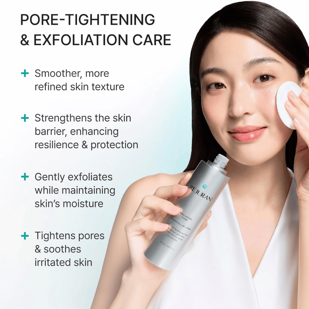 Rejuran Rebalancing Toner com C-PDRN. Modelo aplica tónico facial com disco de algodão para esfoliação e textura de pele mais uniforme.