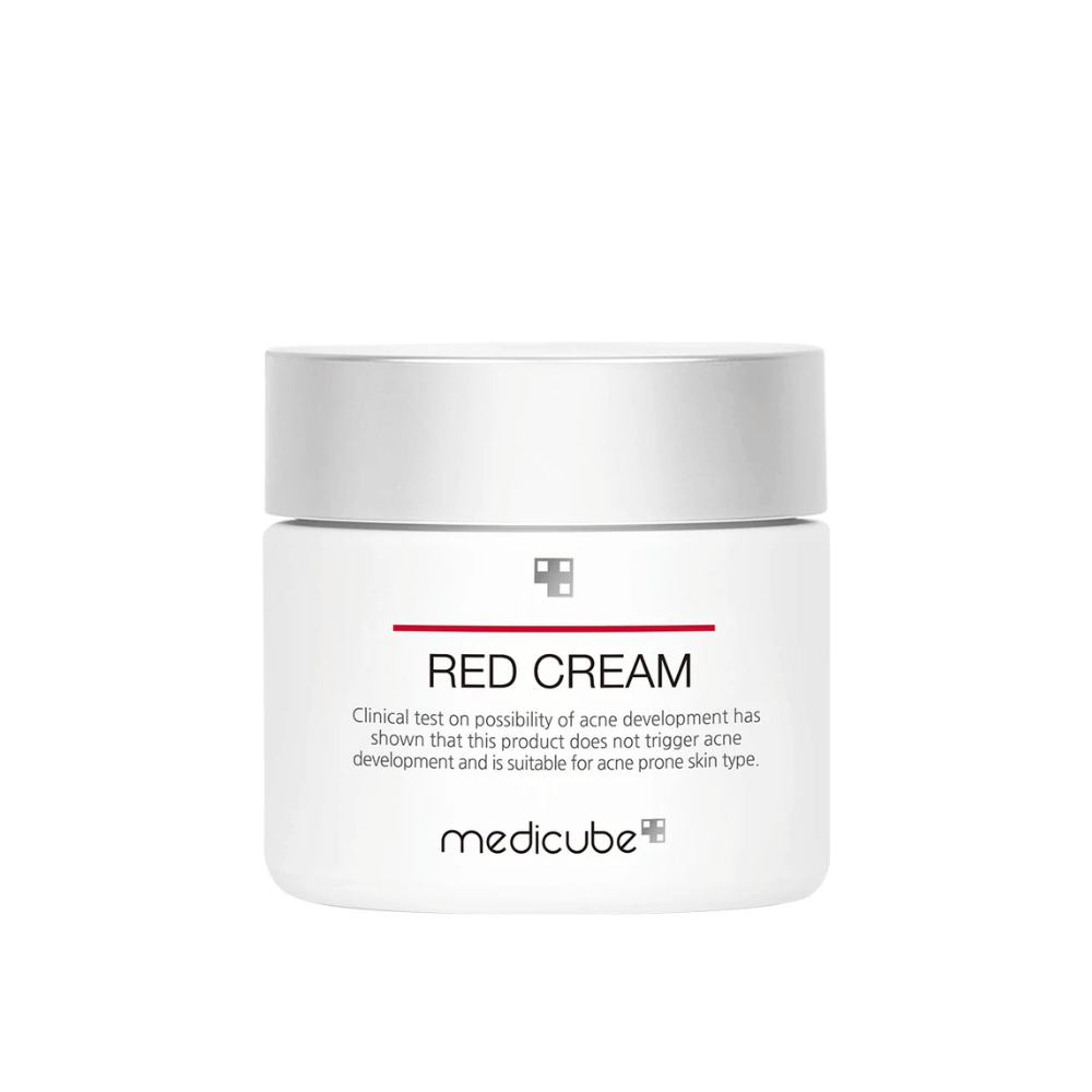 medicube Red Cream 50ml i vit burk med silvrigt lock – framtagen för aknebenägen hud och testad för att inte orsaka nya utbrott.