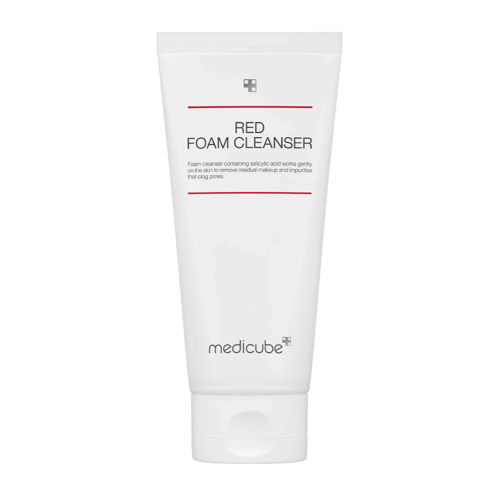 Imagem do produto Medicube Red Foam Cleanser em tubo branco com linhas vermelhas e texto preto, em pé contra um fundo branco.