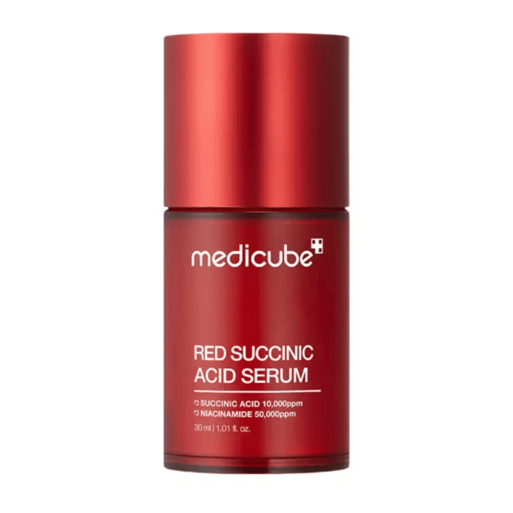 Medicube Red Succinic Acid Serum em elegante frasco vermelho com texto indicando conteúdo de ácido succínico 10.000ppm e niacinamida 50.000ppm, 30 ml. Projetado para pele propensa a acne e cuidado com pigmentação.