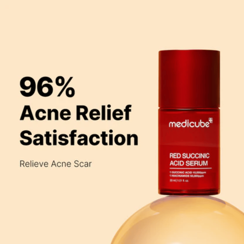 Medicube Red Succinic Acid Serum em frasco de bomba vermelho, mostrado contra fundo bege com o texto “96% de Satisfação no Alívio da Acne”. O produto foi desenvolvido para reduzir cicatrizes de acne e acalmar a pele.