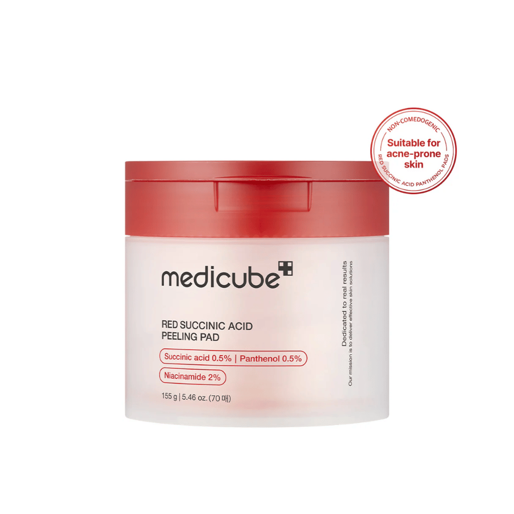 Medicube Red Succinic Acid Peeling Pad em um pote branco com tampa vermelha, projetado para pele propensa a acne. Contém ácido succínico, pantenol e niacinamida para melhorar a textura da pele e oferecer uma esfoliação suave. Fórmula não comedogênica.