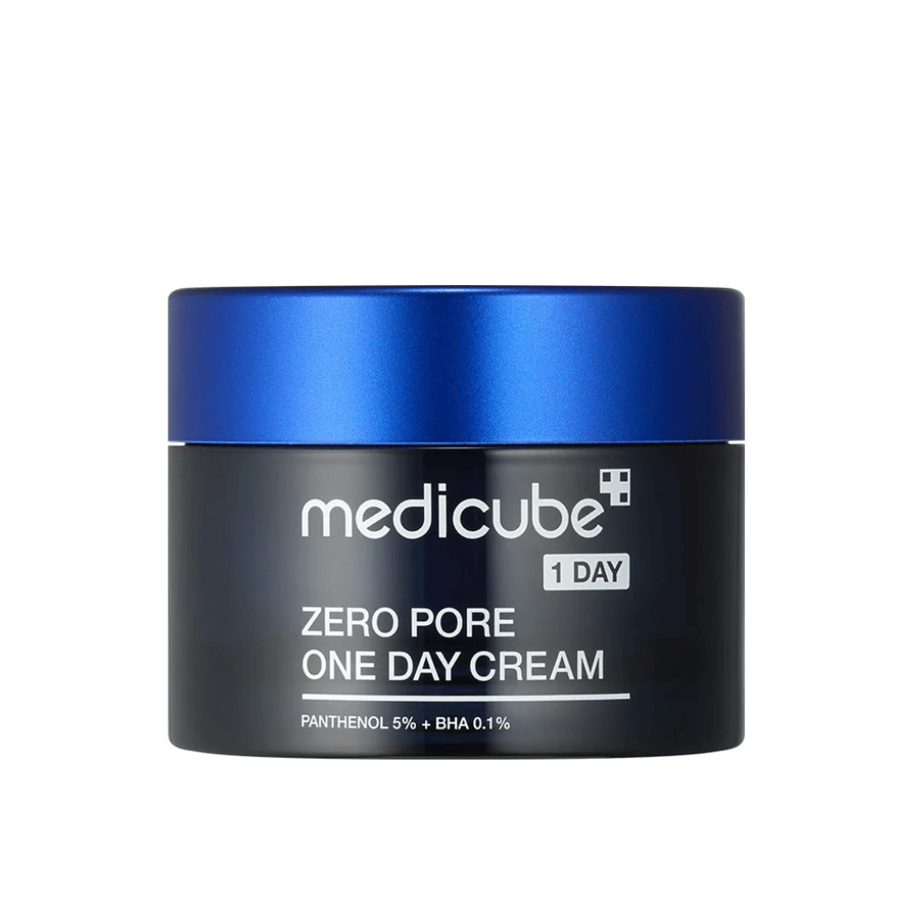 Medicube Zero Pore One Day Cream em uma elegante lata preta com tampa azul. Contém 5% de pantenol e 0,1% de BHA para reduzir o tamanho dos poros e melhorar a textura da pele. Perfeito para uso diário para uma pele mais lisa e clara.