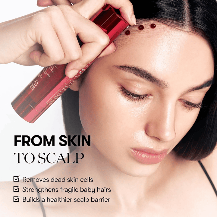 VT Cosmetics Red Booster Reedle Shot 100 é aplicado ao longo da linha do cabelo e no couro cabeludo para esfoliar células mortas, fortalecer cabelos novos e melhorar a barreira do couro cabeludo.