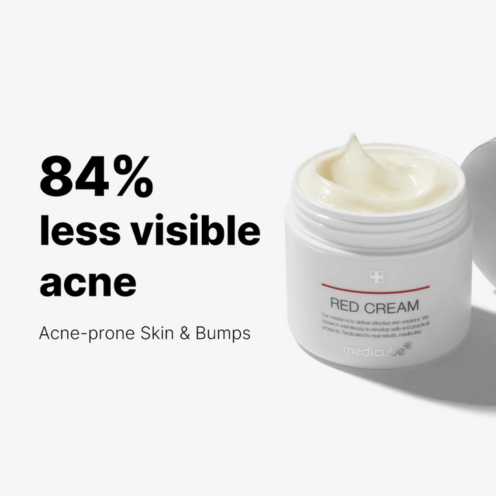 Öppen vit burk med medicube Red Cream, en kräm för aknebenägen hud – visar 84 % minskning av synlig akne enligt text i bilden.